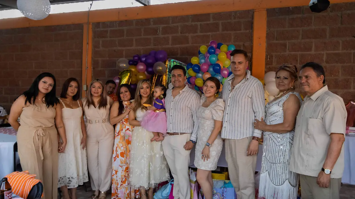 FOTO PRINCIPAL SJR La familia de la pequeña festejo en grande